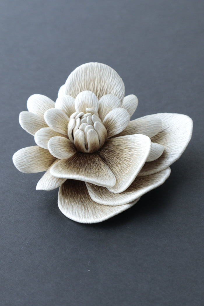 秋子・淡枯 (emi takazawa):ブローチ|髪飾り