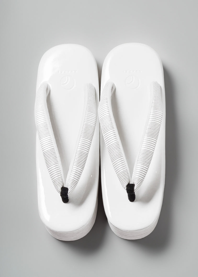 厚底草履 白 前坪黒(菱屋×KAPUKI):カレンブロッソ|草履