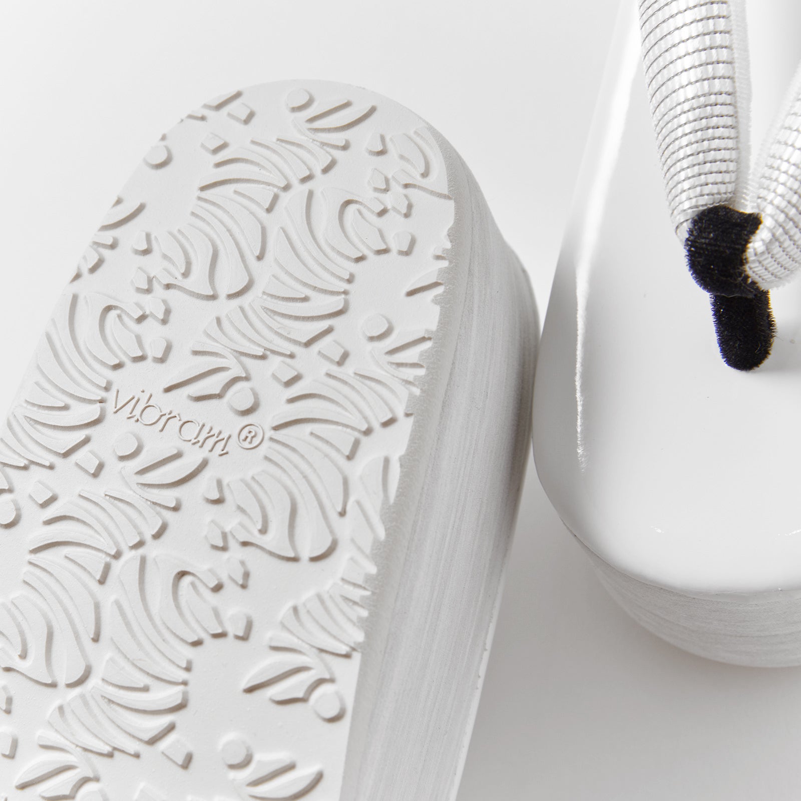 厚底草履 白 前坪赤(菱屋×KAPUKI):カレンブロッソ|草履