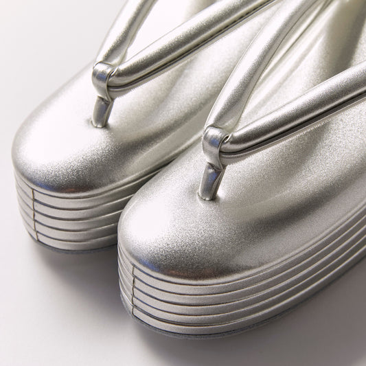 五段草履 エナメルシルバー(神田胡蝶×KAPUKIオリジナル):草履