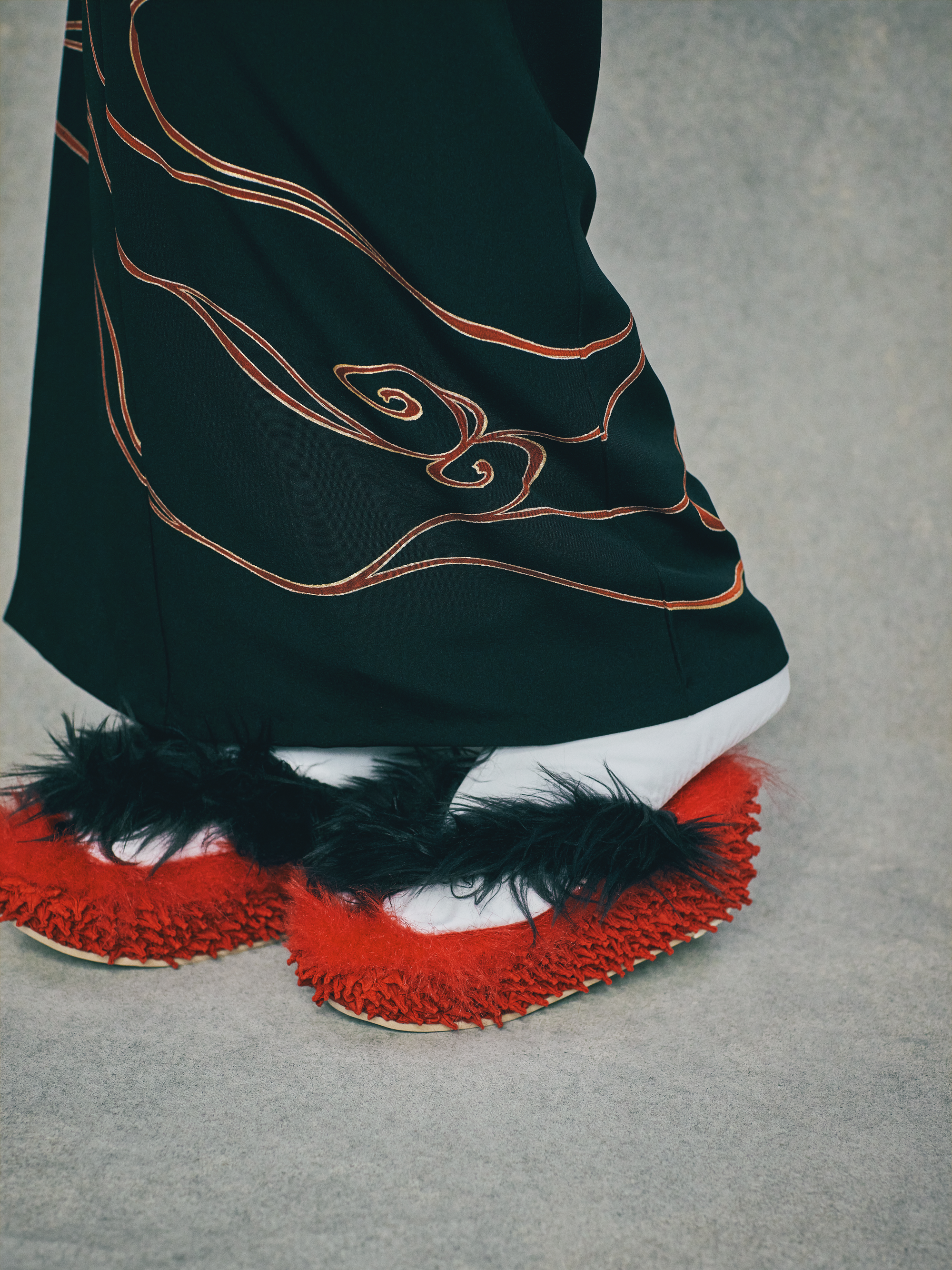 赤絞り/フェイクファーレッド/フェイクファーブラック(KODORI):草履