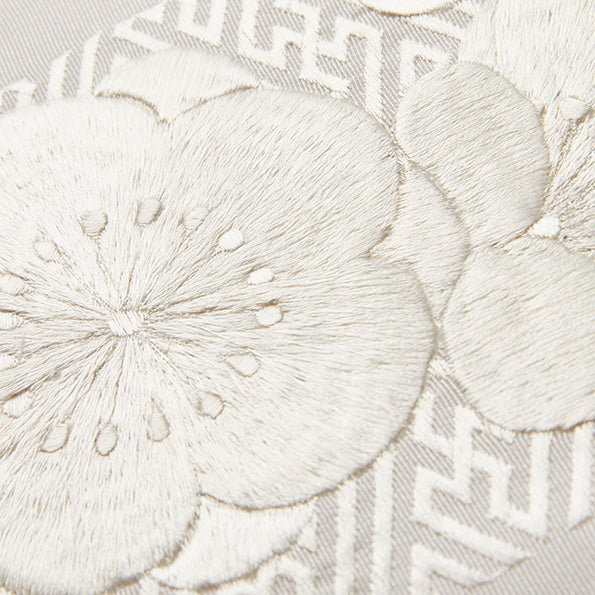Half-collar embroidery "Saaya-shaped plum" White