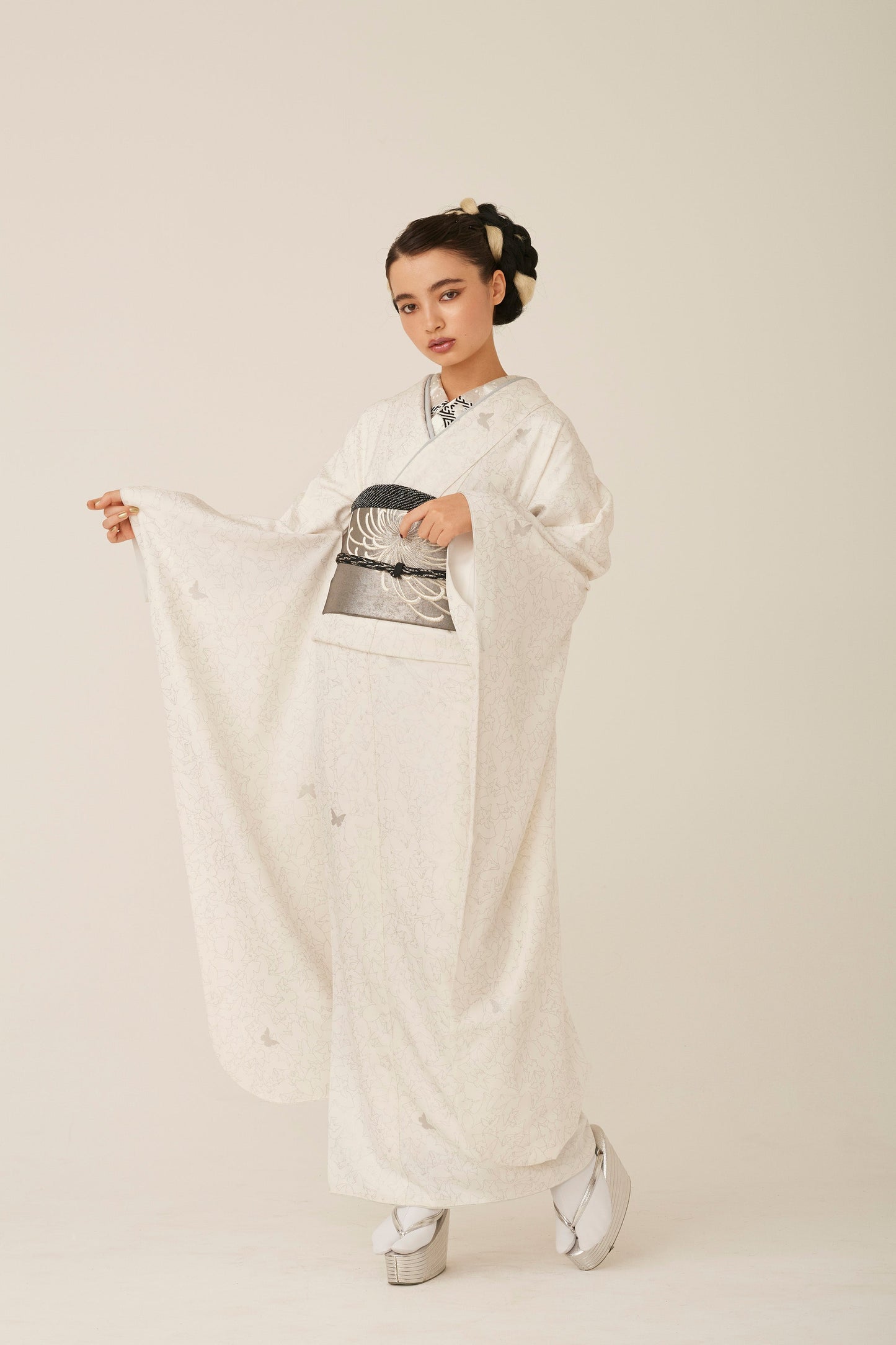 Half-collar embroidery "Saaya-shaped plum" black and black