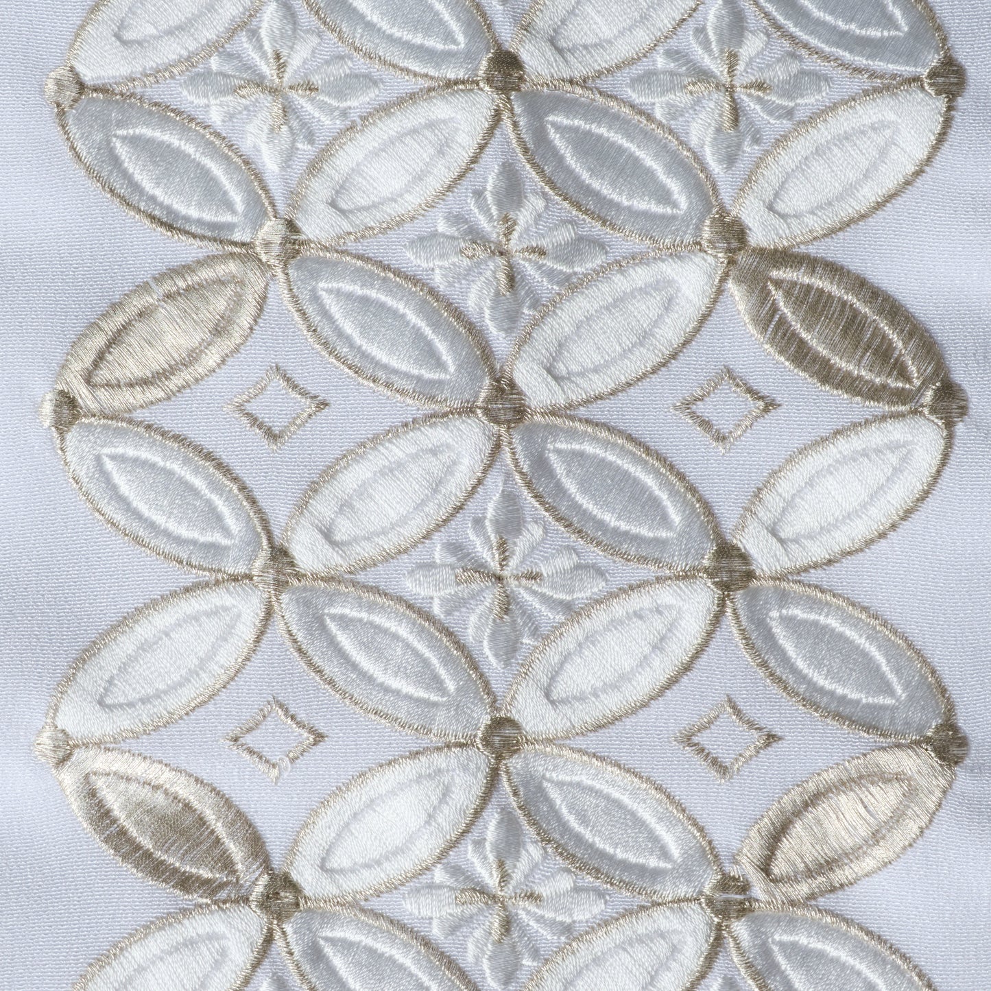 Half-collar embroidery "Cloisonne" white/silver