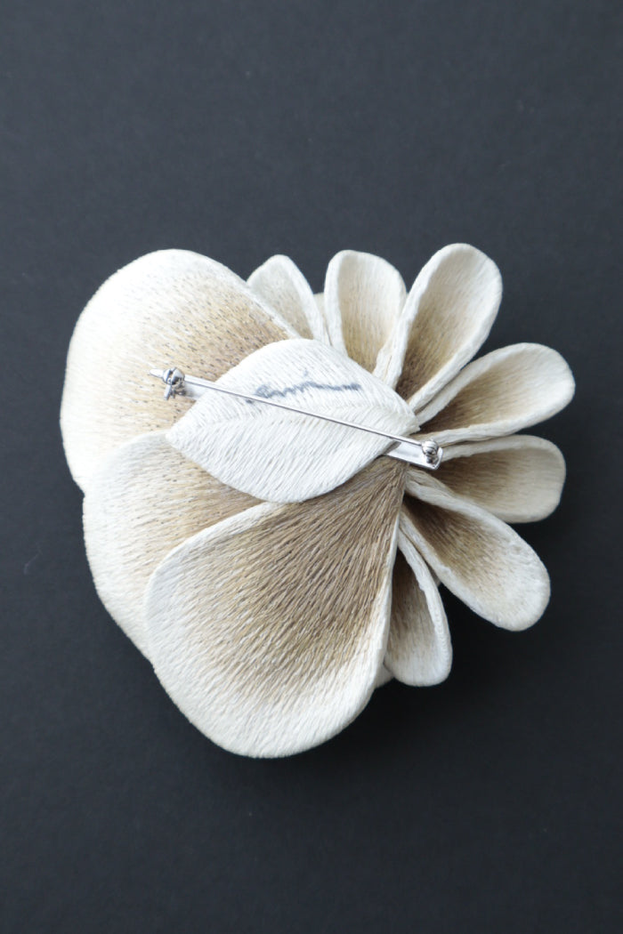 秋子・淡枯 (emi takazawa)：ブローチ｜髪飾り