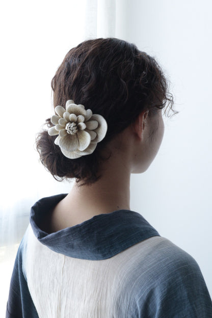 秋子・淡枯 (emi takazawa)：ブローチ｜髪飾り