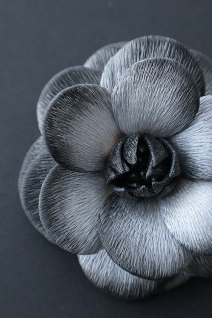 結・深墨 (emi takazawa)：ブローチ｜髪飾り