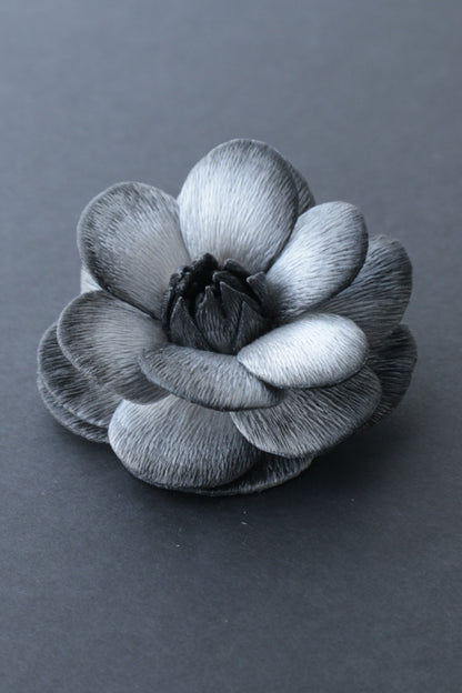 結・深墨 (emi takazawa)：ブローチ｜髪飾り