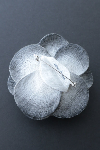 結・深墨 (emi takazawa)：ブローチ｜髪飾り