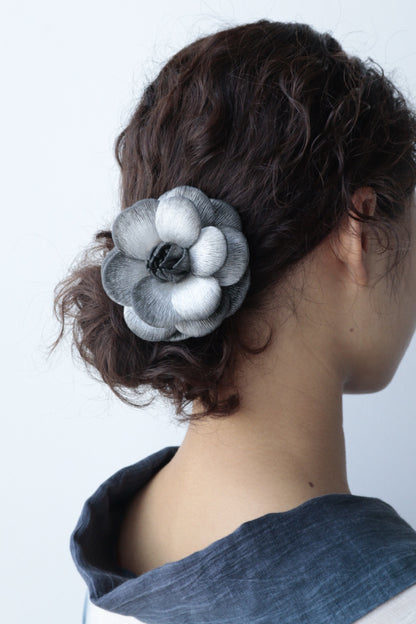 結・深墨 (emi takazawa)：ブローチ｜髪飾り