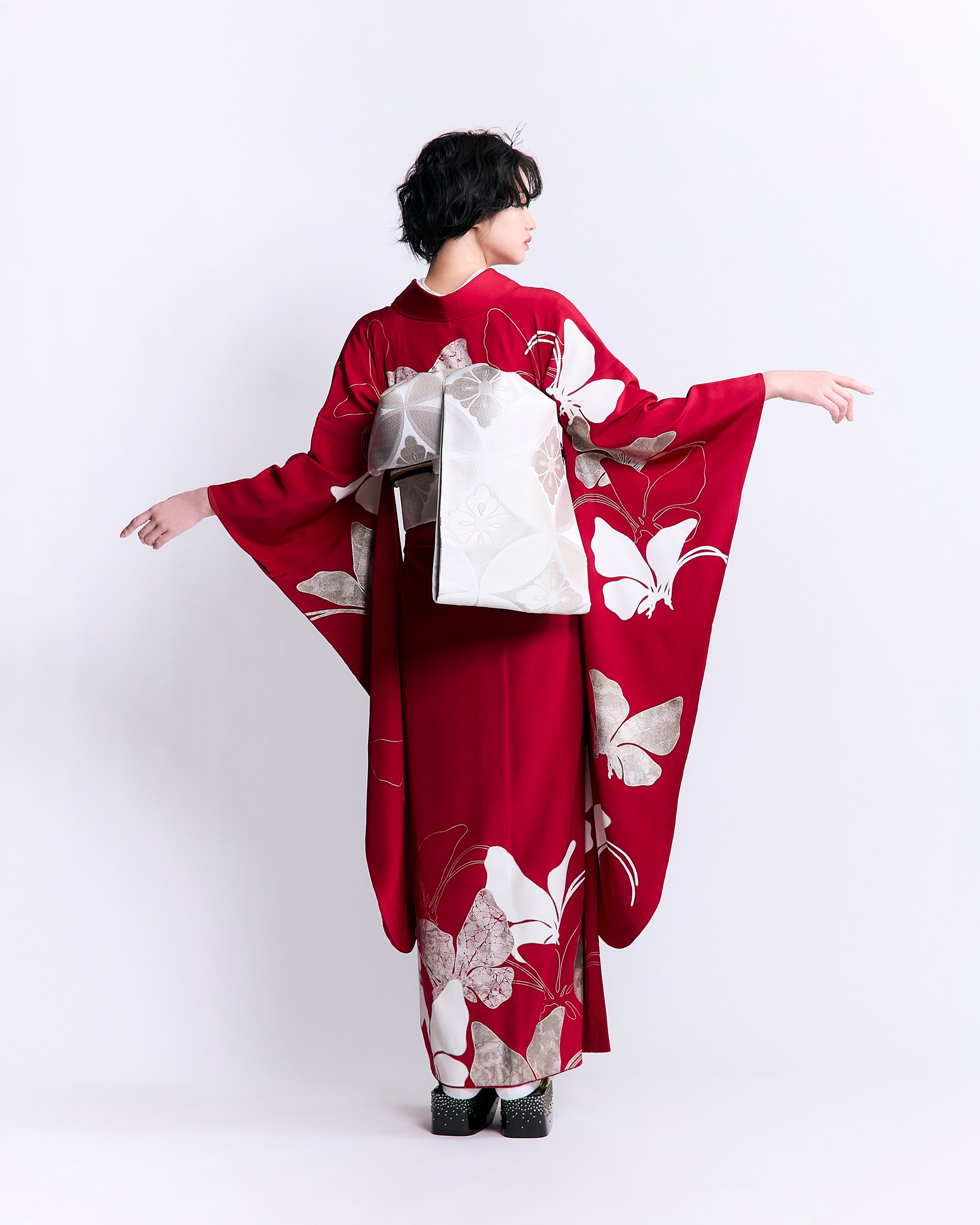 雪佳舞蝶 赤｜手染め友禅 – 振袖KAPUKI