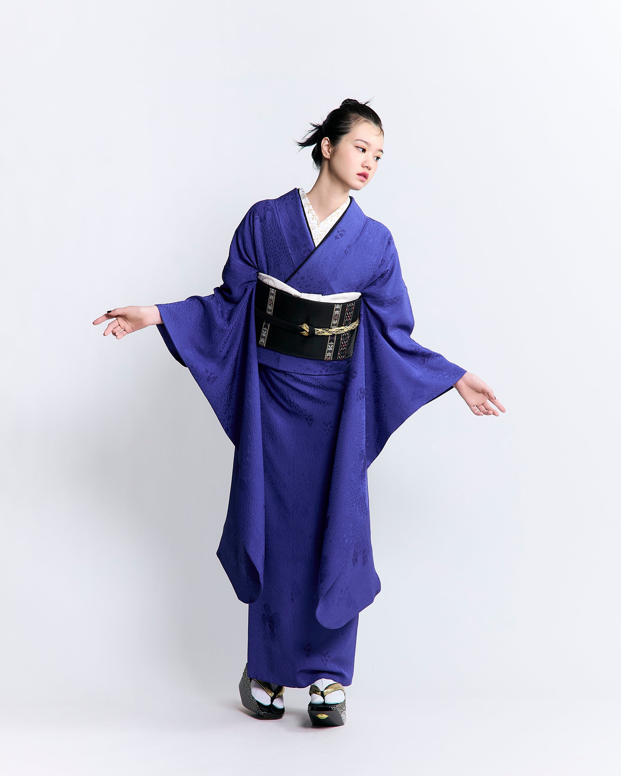 振袖購入｜色無地振袖 【幸縫取鱗】 – 振袖KAPUKI