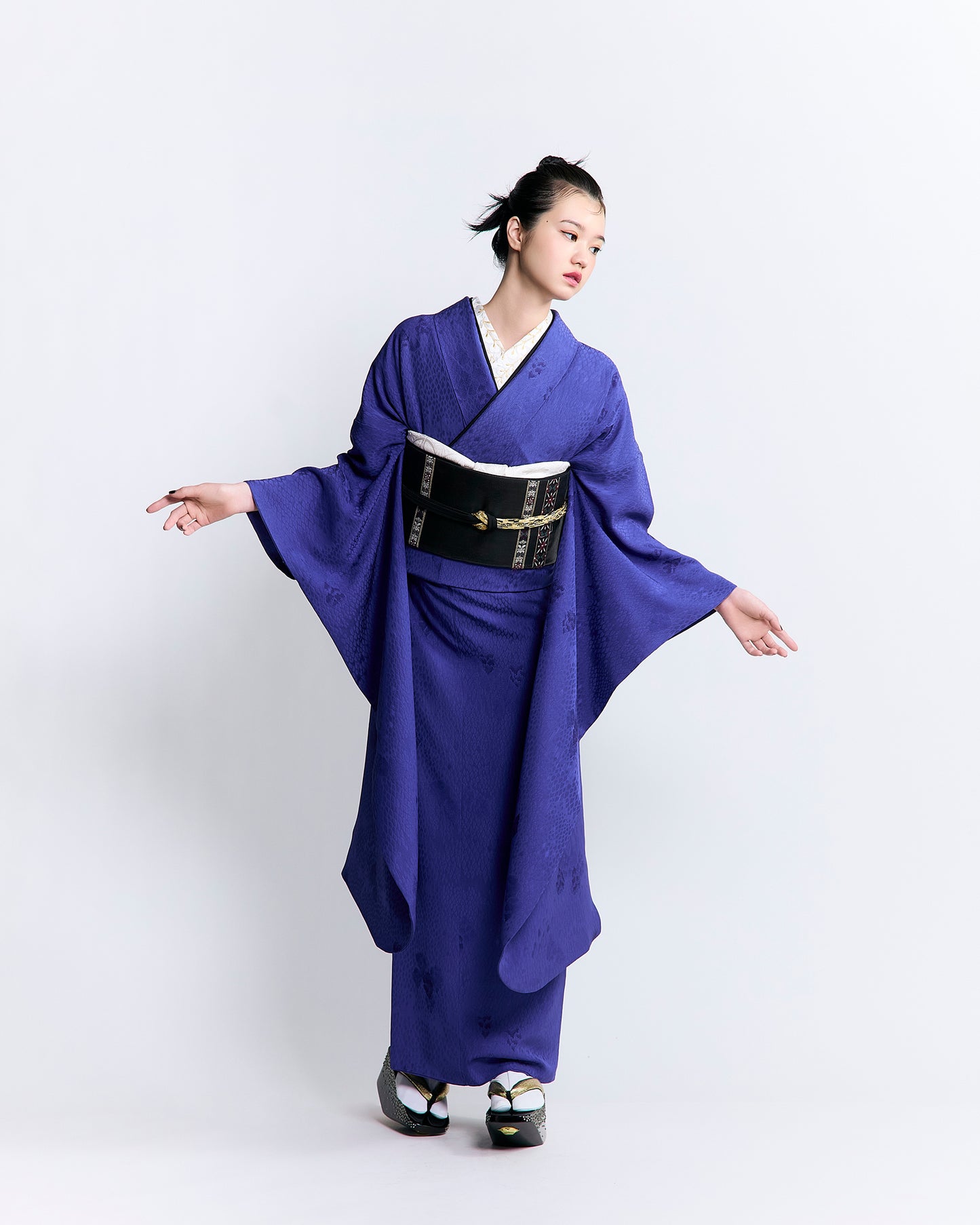 振袖購入｜色無地振袖 【幸縫取鱗】