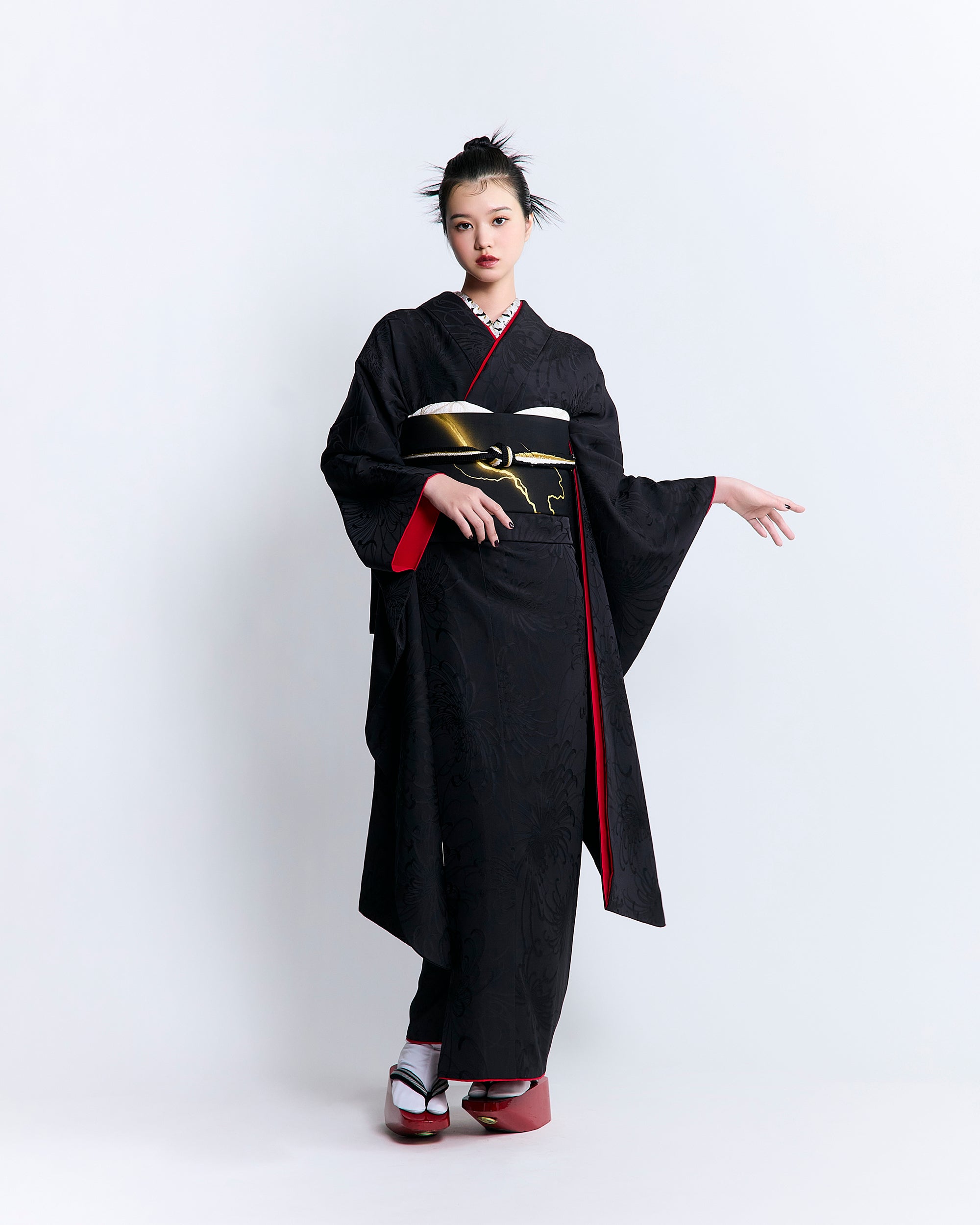 d*7様 正絹・お振袖と長襦袢付き・現代サイズ・黒地に金！・蝶 d*7様 正絹・お振袖と長襦袢付き・現代サイズ・黒地に金！・蝶