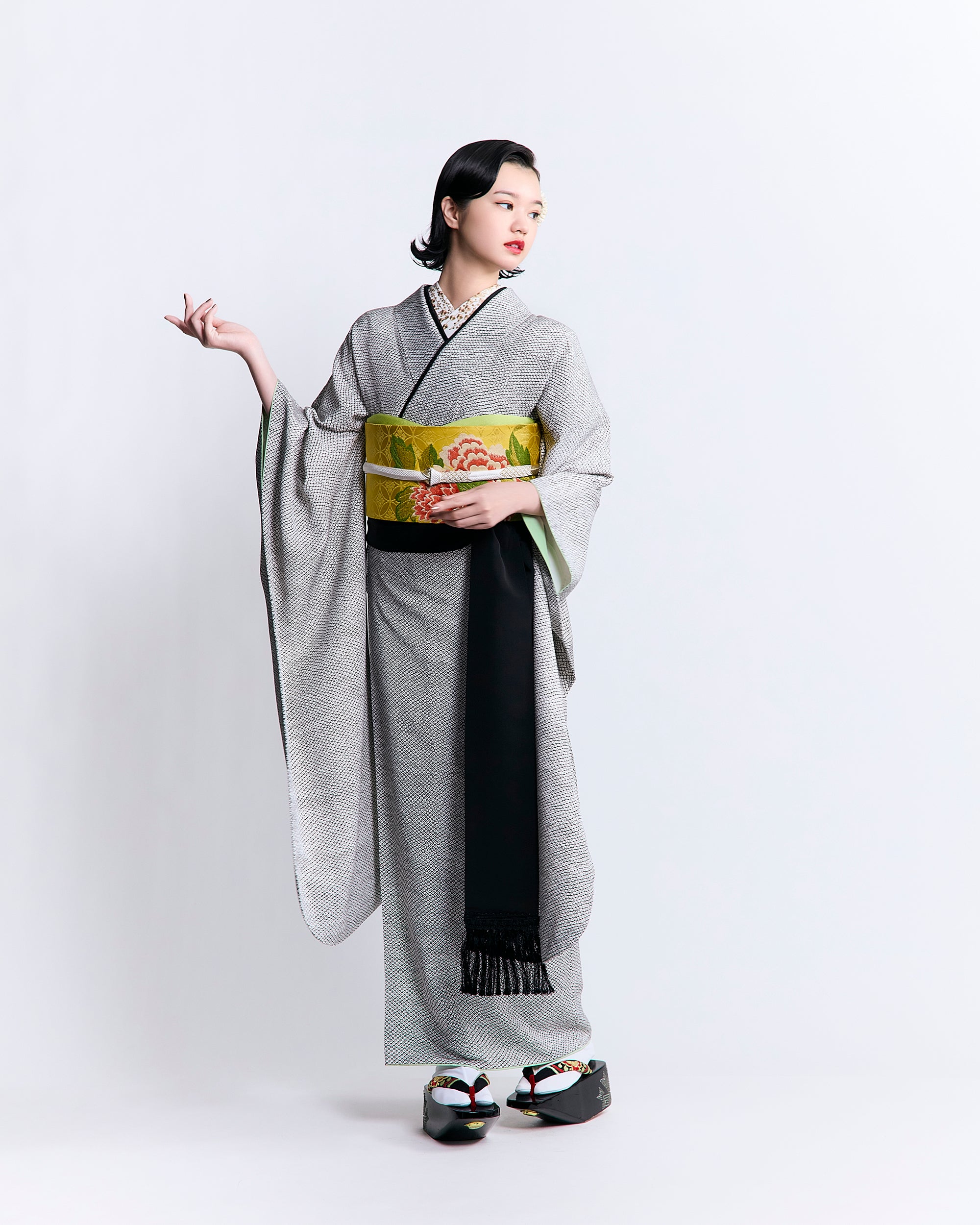 すり疋田 墨黒｜手染め友禅 (コピー) – 振袖KAPUKI