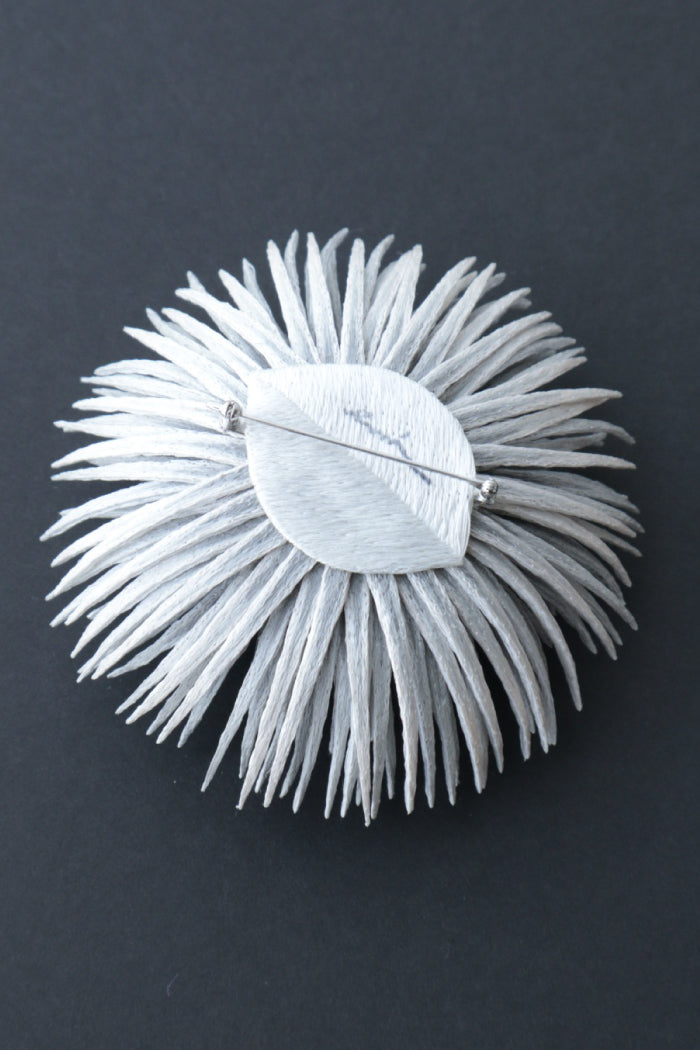 光・淡墨 (emi takazawa)：ブローチ｜髪飾り