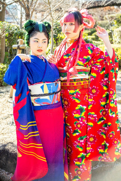 瑠璃蓮背面図［ DOKKA vivid ］：2027年成人式振袖レンタル