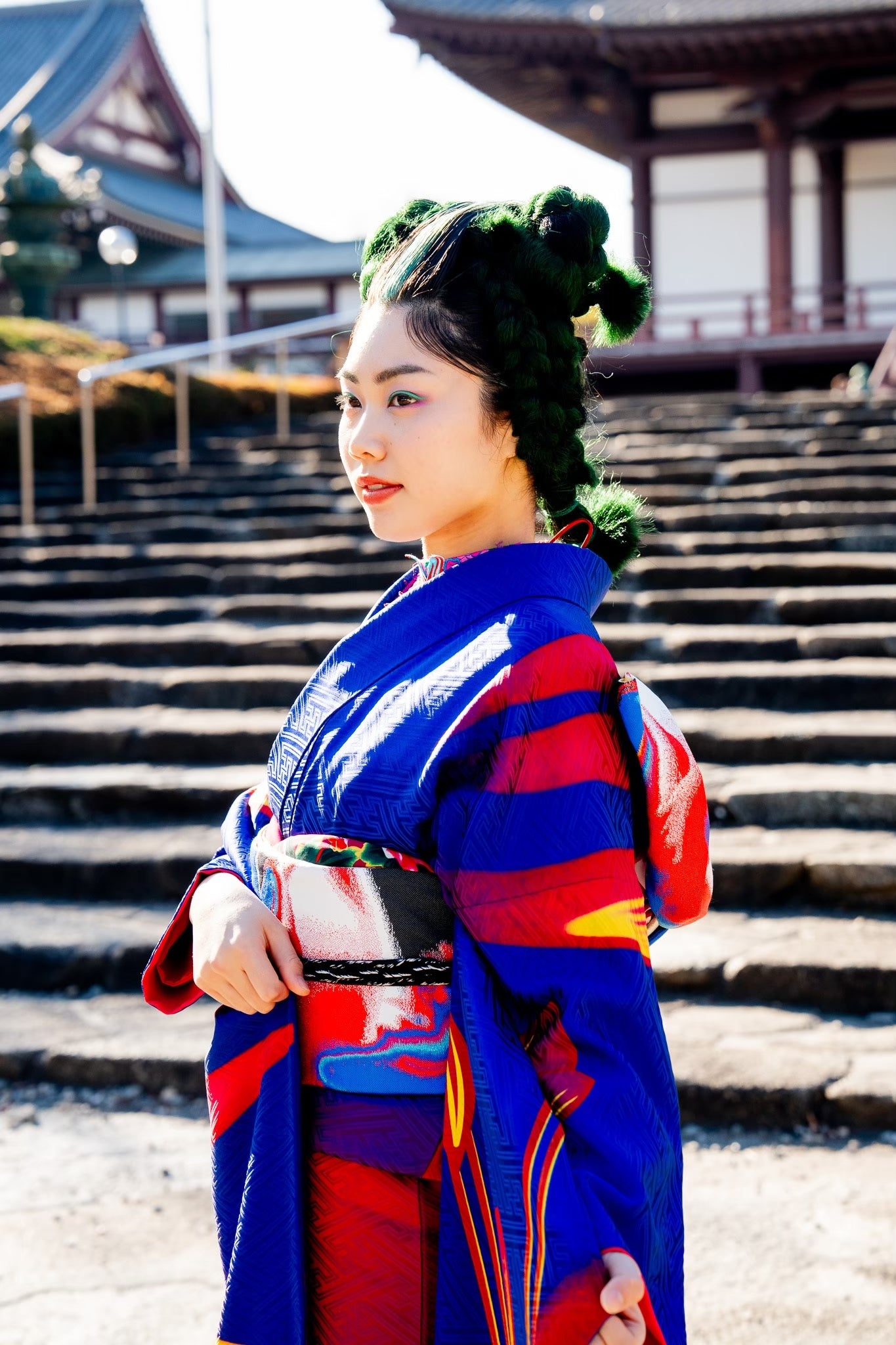 瑠璃蓮背面図［ DOKKA vivid ］：2026年成人式振袖レンタル – 振袖KAPUKI