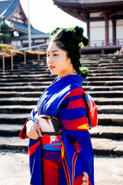 瑠璃蓮背面図［ DOKKA vivid ］：2027年成人式振袖レンタル