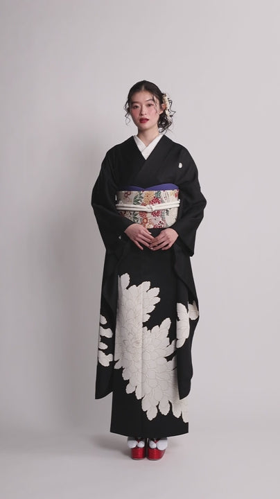 黒紋付牡丹｜手染め友禅 – 振袖KAPUKI