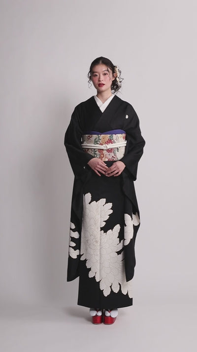 黒留袖 童子 扇 梅 菊 松 杜若 牡丹 NK-1084 黒留袖レンタル｜青海波の扇面に牡丹｜T0159｜M｜宅配着物レンタル