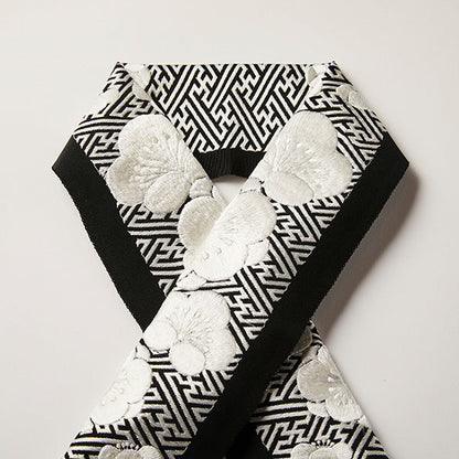 Half-collar embroidery "Saaya-shaped plum" black and black