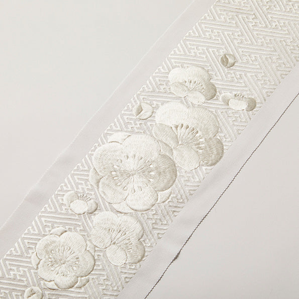 Half-collar embroidery "Saaya-shaped plum" White