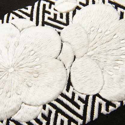 Half-collar embroidery "Saaya-shaped plum" black and black