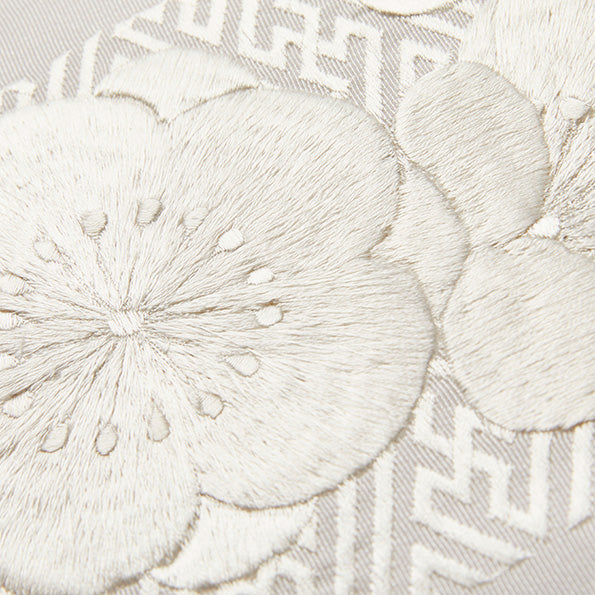 Half-collar embroidery "Saaya-shaped plum" White