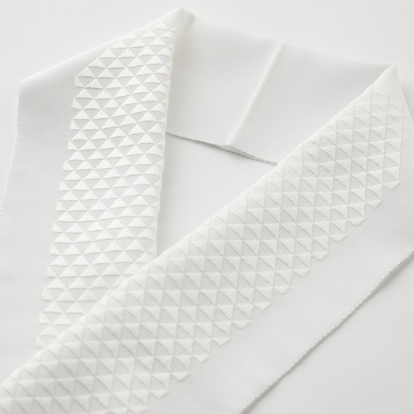 Half-collar embroidery "scales" white/white