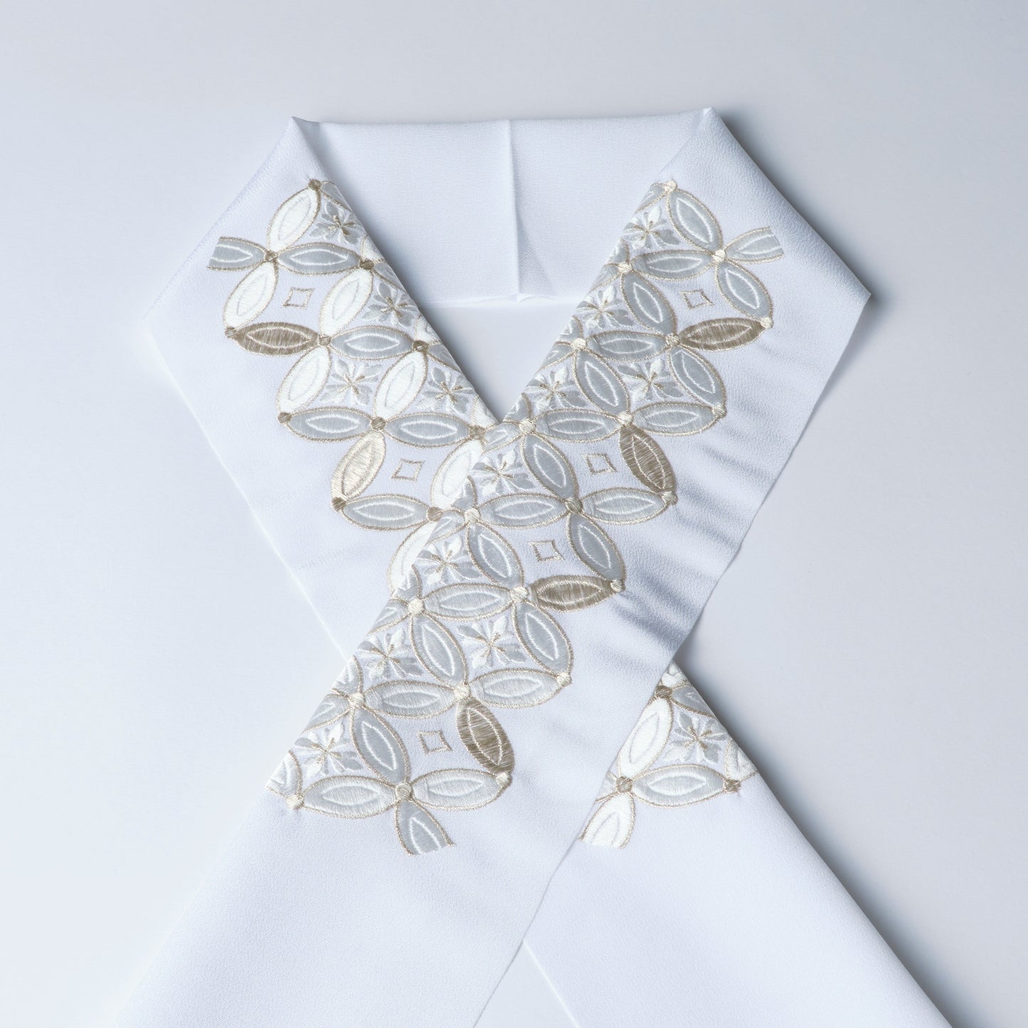 Half-collar embroidery "Cloisonne" white/silver