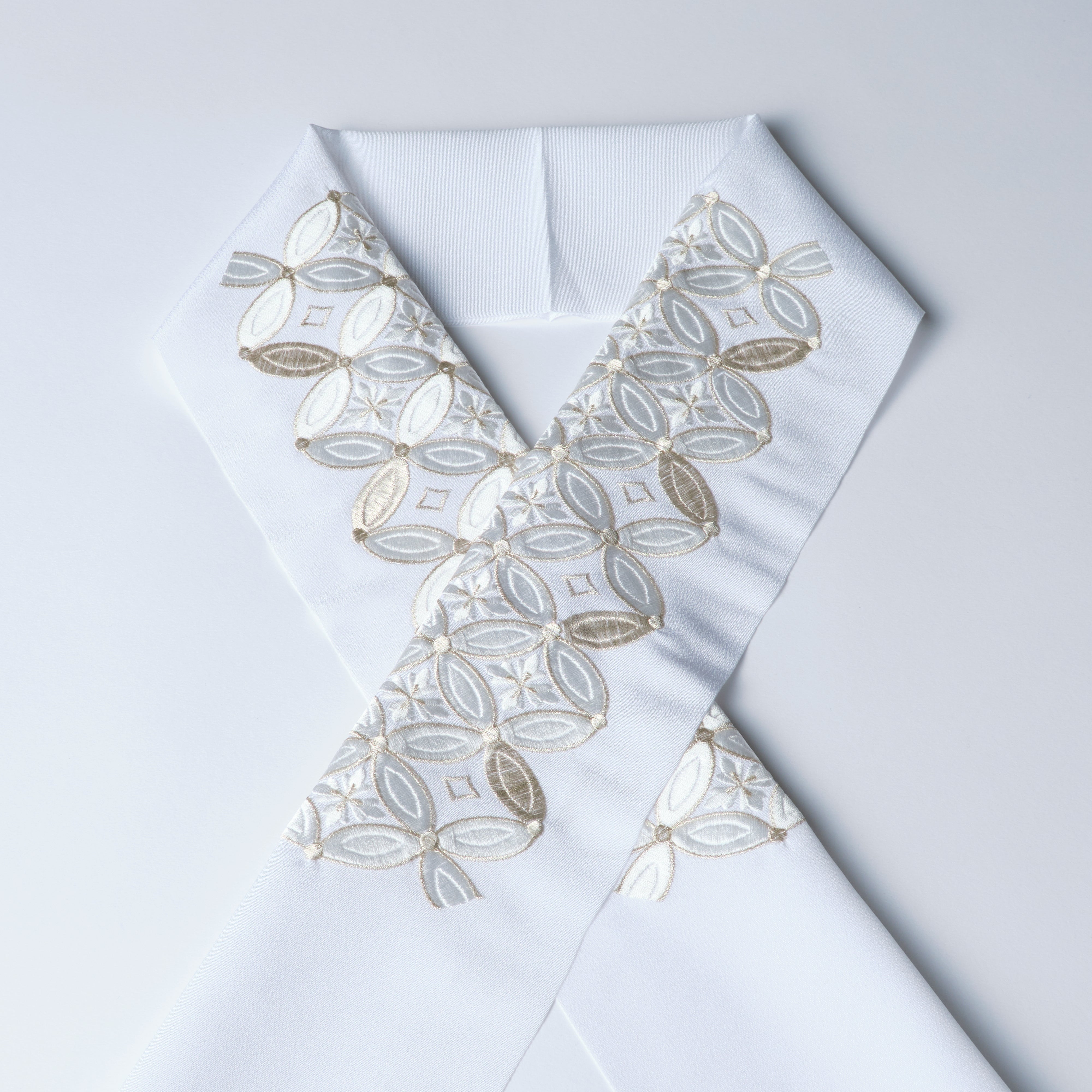 Half-collar embroidery "Cloisonne" white/silver